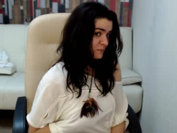 ينيكها وفي نفس الوقت يلحس قدمها الجميلة