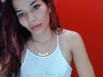 خليجية سكرانة في دبي تتناك من مجموعة شباب