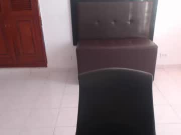 منقبة عند عشيقها ينيكها بهدومها