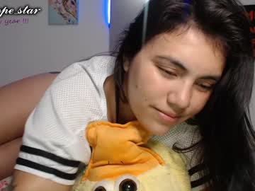زوجين مصريين من مستوى عالي مراته تلبس ماسك ويصورو فيلم سكس