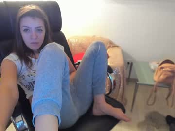 زوجة ابوه واخته غير الشقيقة يريدون زبره الكبير