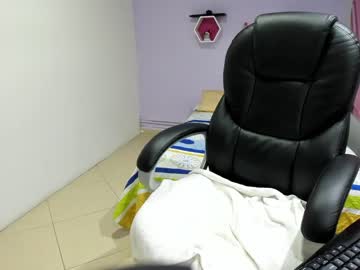 الشقراء صاحبة الطيز الكبيرة تذهب للركض فيتبعها الفحل الاسود لينيكها