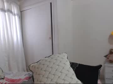 الطبيب يغافل زوج المريضة وينيكها