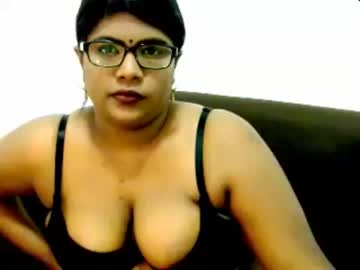 الاخوات يتفرجون على الفيلم والاخ يلحس كس اخته في السر