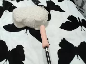 الام تتجسس على ابنها وهو يستمنى وتهيج على زبره